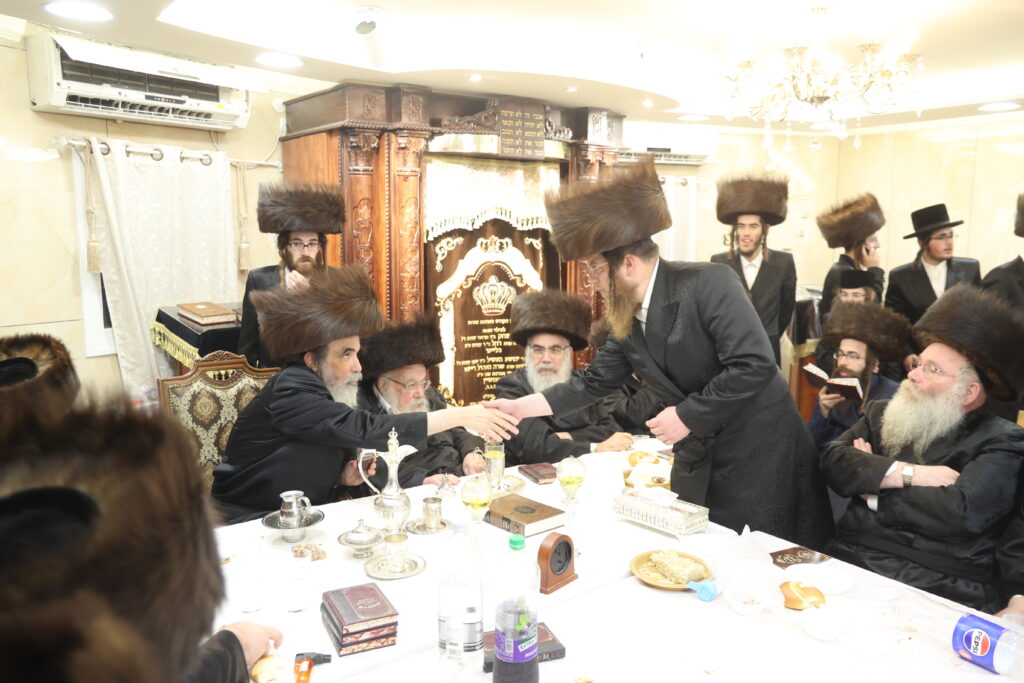 עם החסידים: האדמו"ר מברעזאן בטיש יארצייט 