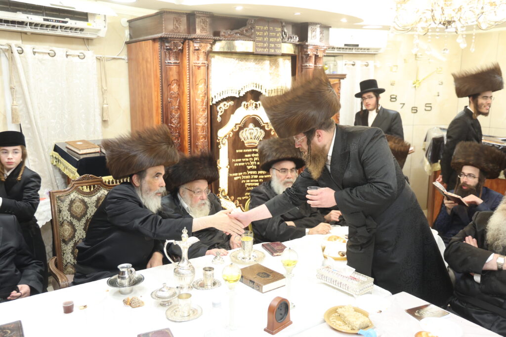 עם החסידים: האדמו"ר מברעזאן בטיש יארצייט 