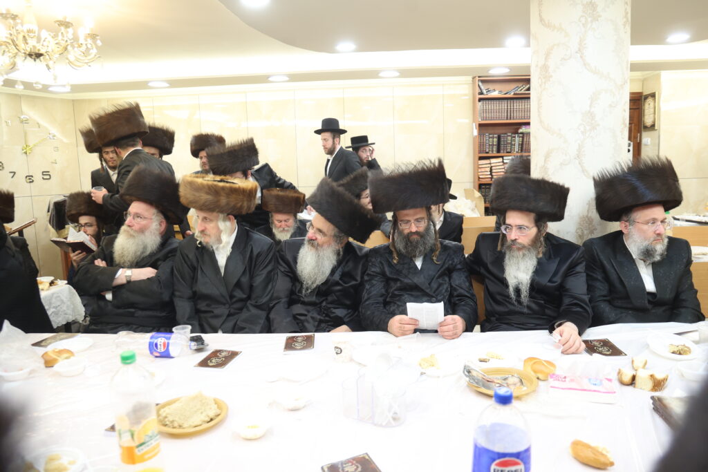 עם החסידים: האדמו"ר מברעזאן בטיש יארצייט 