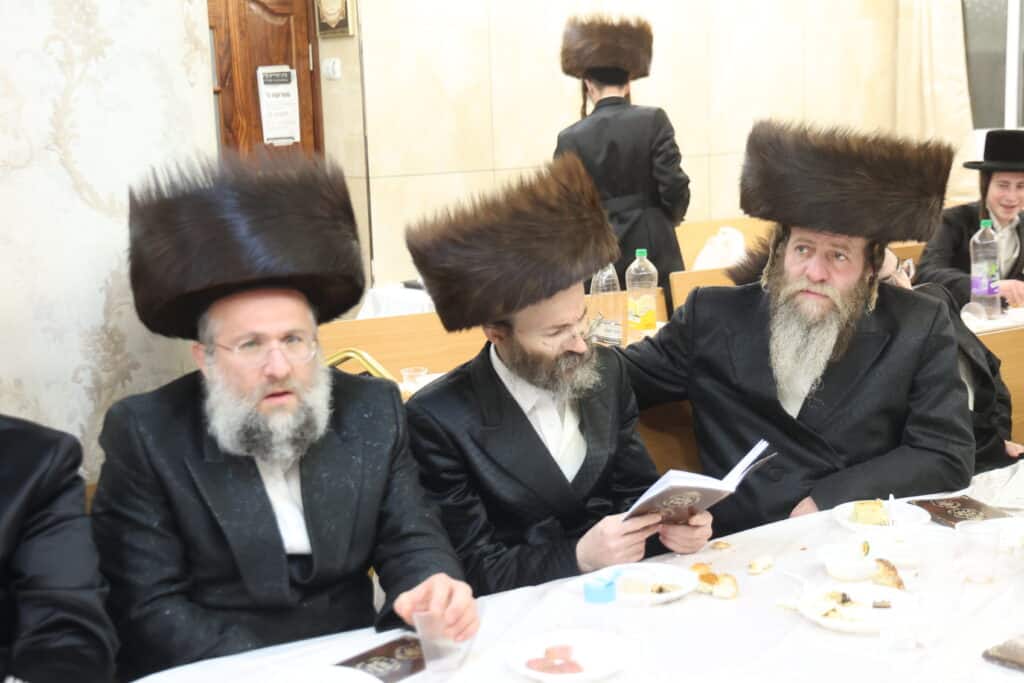 עם החסידים: האדמו"ר מברעזאן בטיש יארצייט 