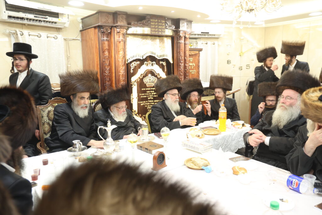 עם החסידים: האדמו"ר מברעזאן בטיש יארצייט 