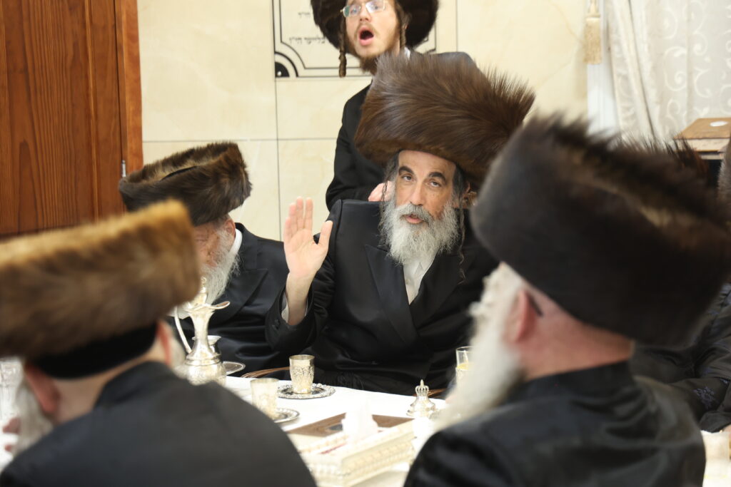 עם החסידים: האדמו"ר מברעזאן בטיש יארצייט 