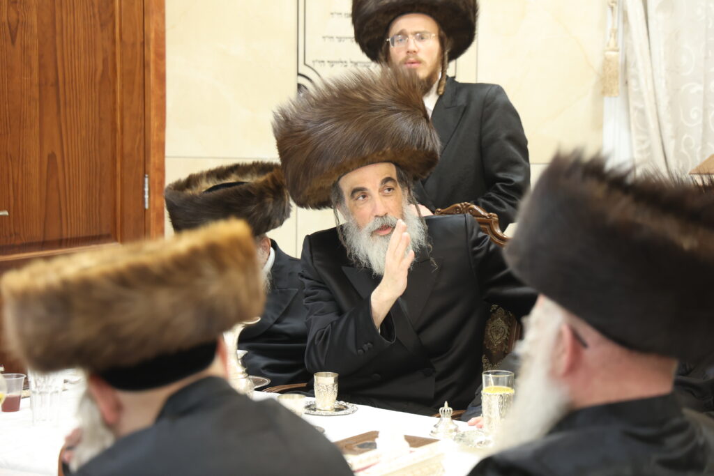 עם החסידים: האדמו"ר מברעזאן בטיש יארצייט 