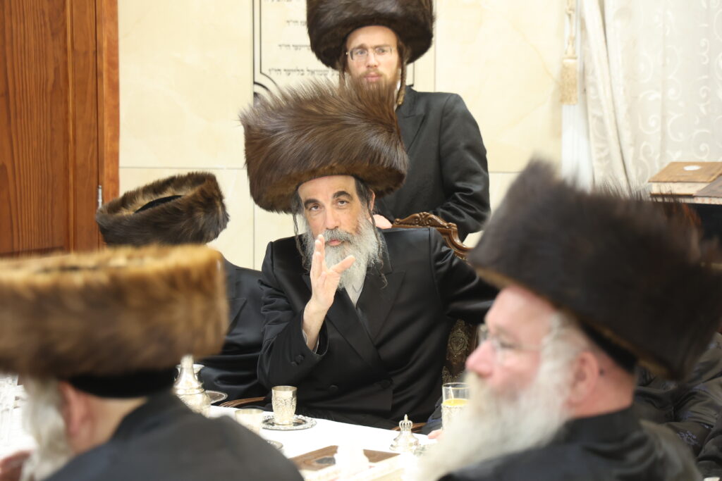 עם החסידים: האדמו"ר מברעזאן בטיש יארצייט 