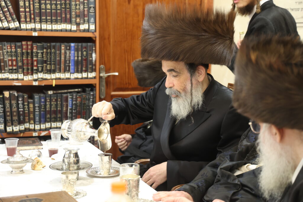 עם החסידים: האדמו"ר מברעזאן בטיש יארצייט 