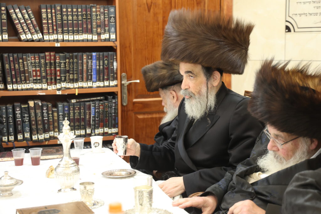 עם החסידים: האדמו"ר מברעזאן בטיש יארצייט 