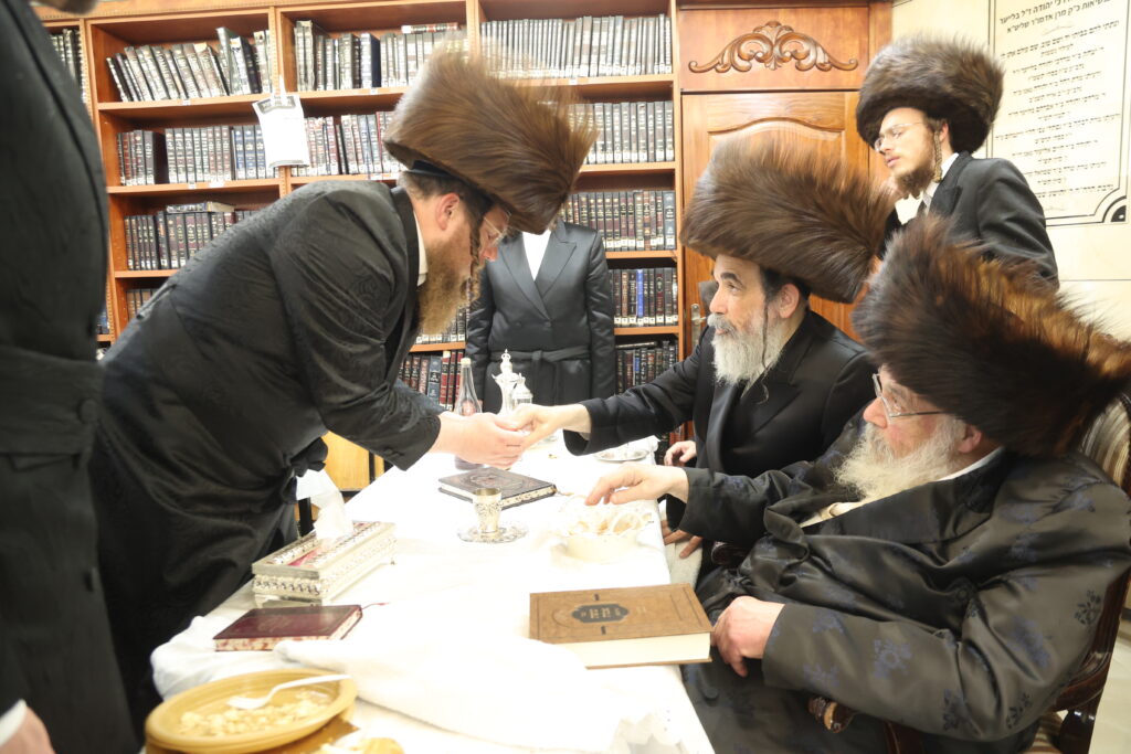 עם החסידים: האדמו"ר מברעזאן בטיש יארצייט 