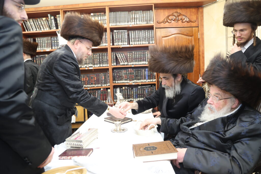 עם החסידים: האדמו"ר מברעזאן בטיש יארצייט 