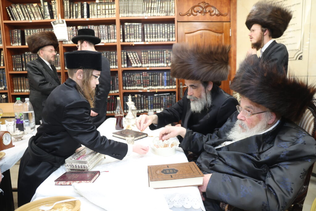 עם החסידים: האדמו"ר מברעזאן בטיש יארצייט 