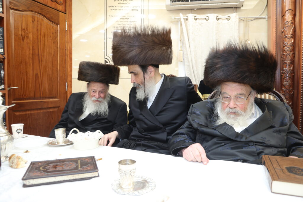 עם החסידים: האדמו"ר מברעזאן בטיש יארצייט 