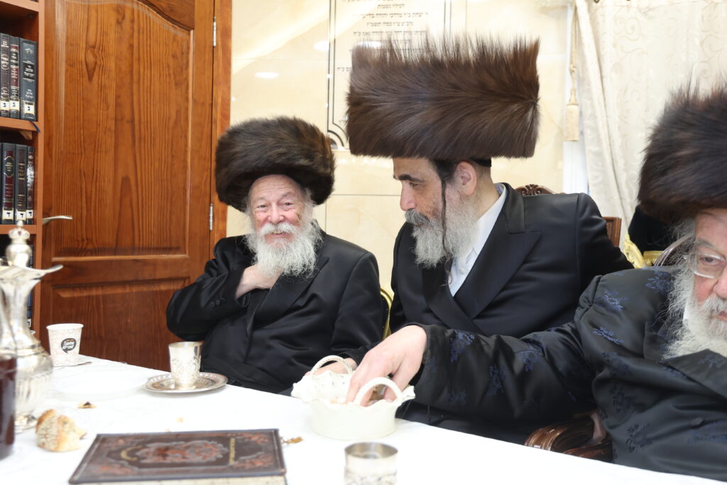 עם החסידים: האדמו"ר מברעזאן בטיש יארצייט 