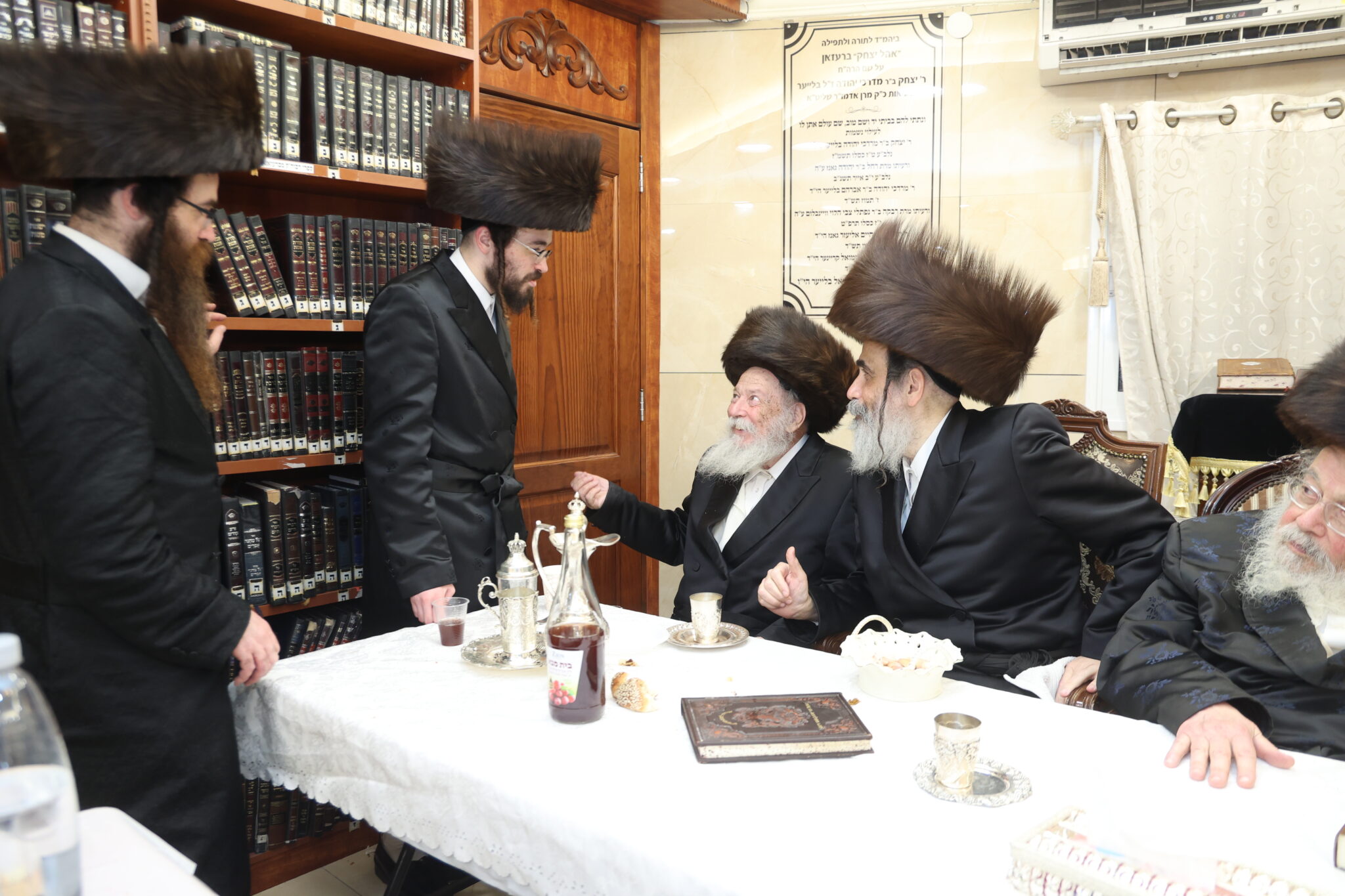 עם החסידים: האדמו"ר מברעזאן בטיש יארצייט 