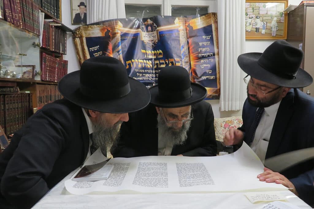 גלריה: בסוכת דוד הכניסו ספר תורה לע"נ מייסד התלמוד תורה