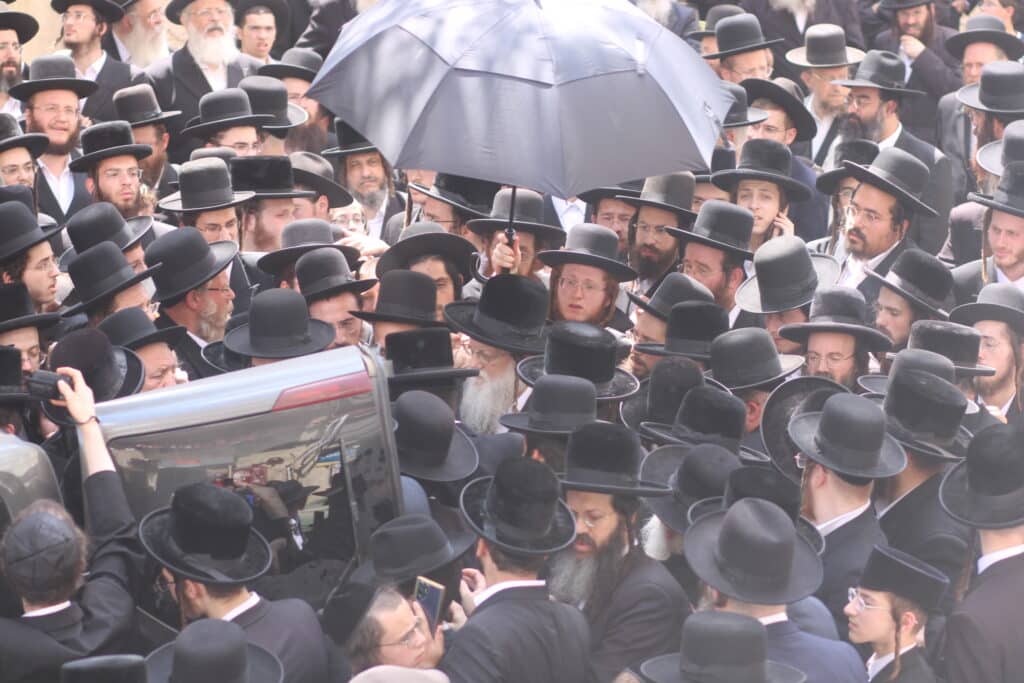 בני ברק נפרדה: אלפים ליוו את אם האדמו"ר ממודזי'ץ