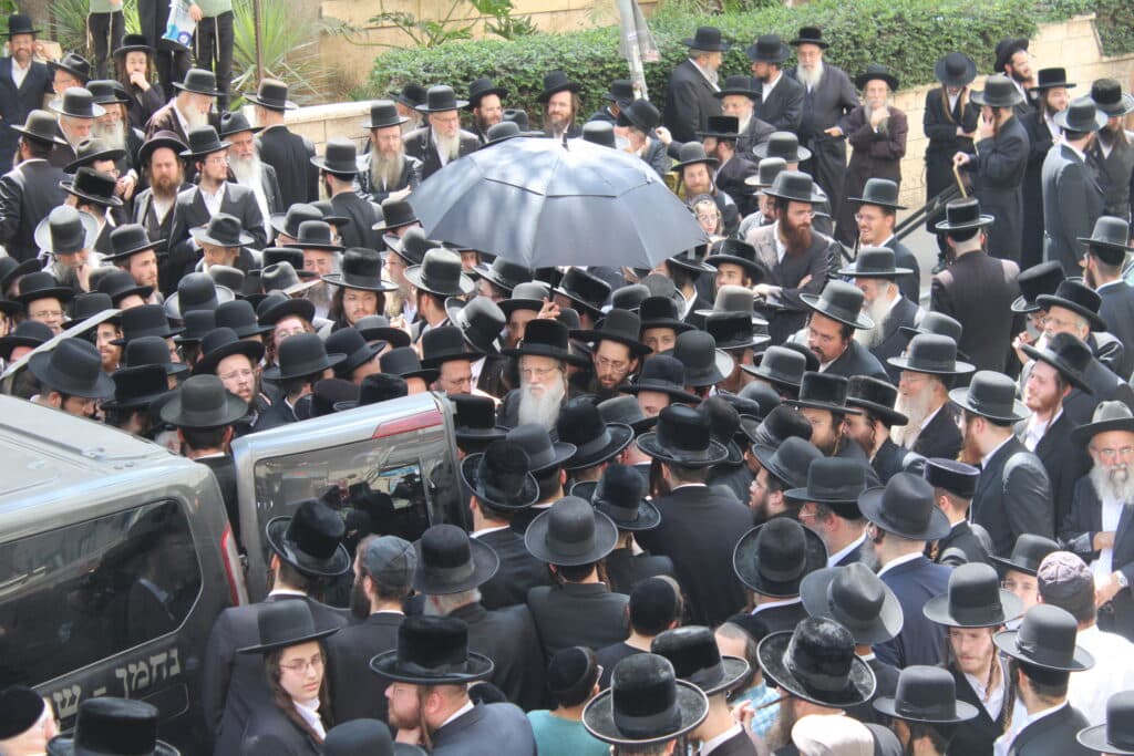 בני ברק נפרדה: אלפים ליוו את אם האדמו"ר ממודזי'ץ