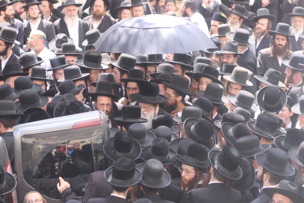 בני ברק נפרדה: אלפים ליוו את אם האדמו"ר ממודזי'ץ