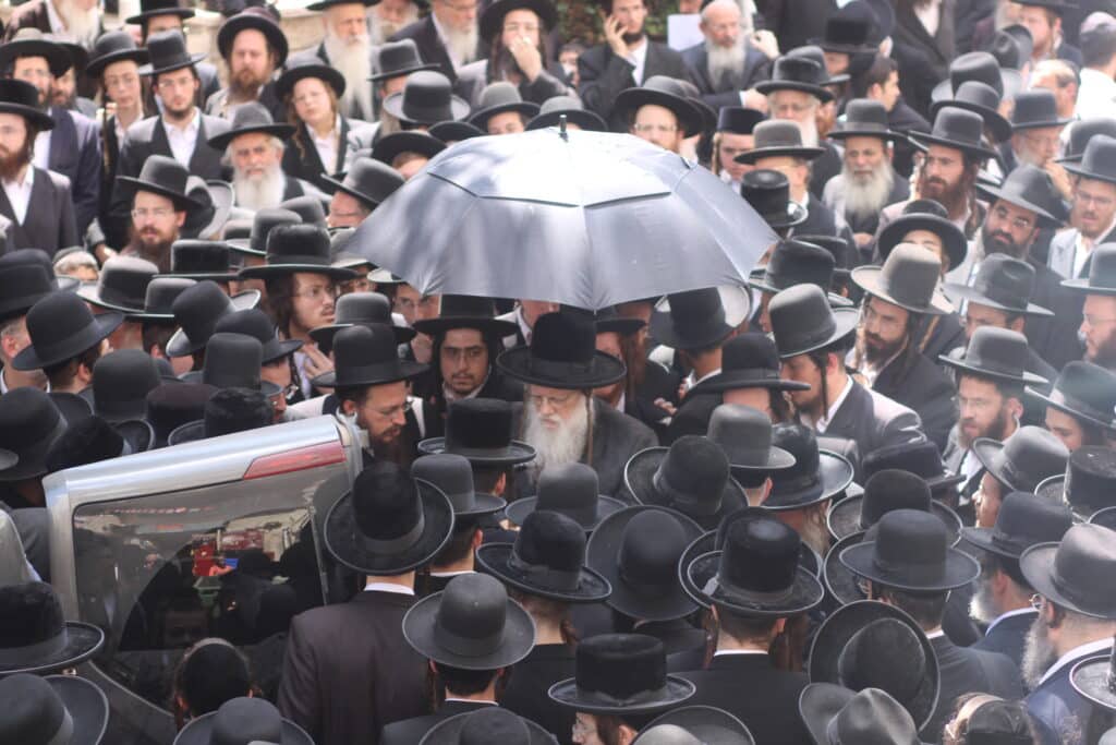 בני ברק נפרדה: אלפים ליוו את אם האדמו"ר ממודזי'ץ