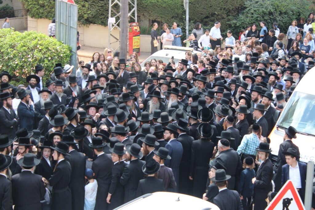 בני ברק נפרדה: אלפים ליוו את אם האדמו"ר ממודזי'ץ