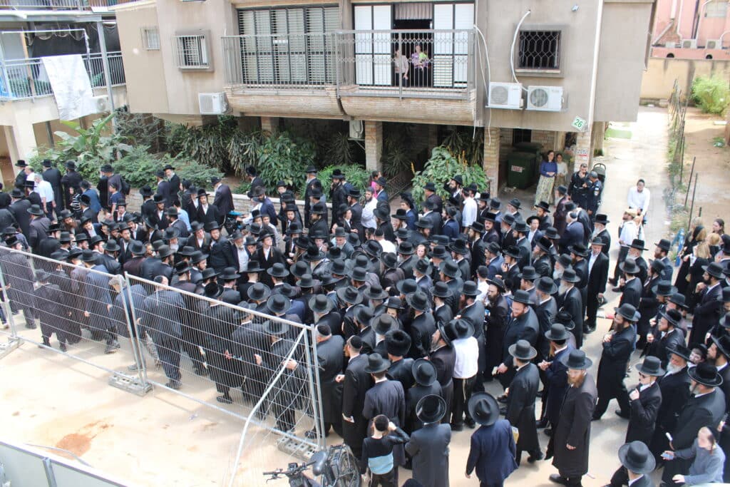 בני ברק נפרדה: אלפים ליוו את אם האדמו"ר ממודזי'ץ