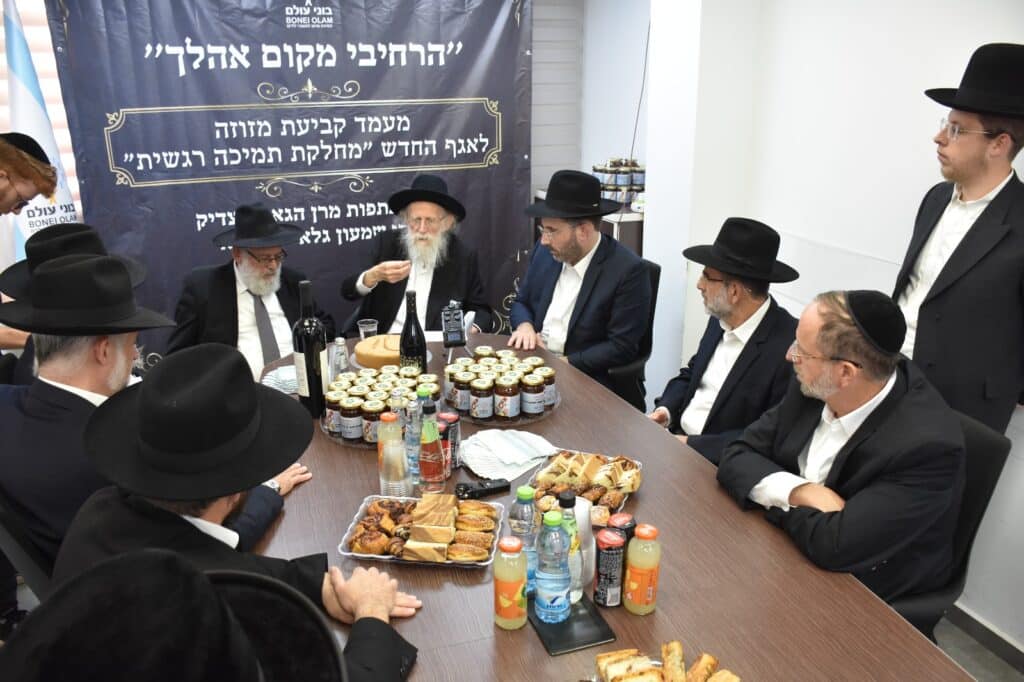 ערב השנה החדשה - והתקוות החדשות הנשזרות בה: הגר"ש גלאי קבע מזוזה באגף החדש של "בוני עולם"