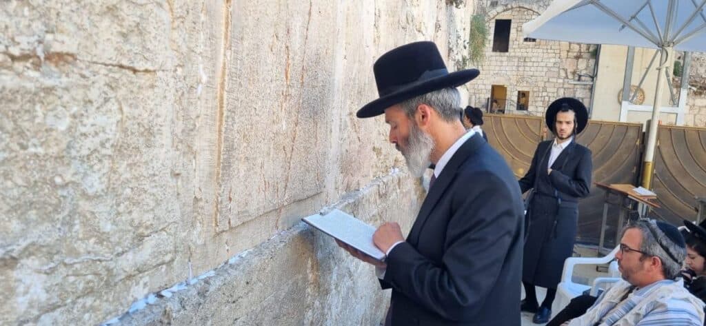 מול שריד מקדשנו: הרבנים המתמודדים העתירו בתפילה