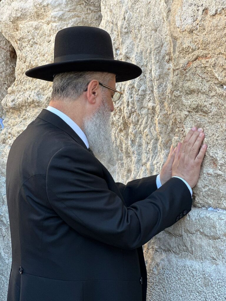 מול שריד מקדשנו: הרבנים המתמודדים העתירו בתפילה