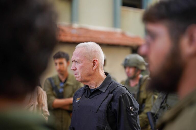 חרבות ברזל - יואב גלנט בתרגיל מלחמה בגבול הצפון. צילום אריאל חרמוני, משרד הביטחון (2)