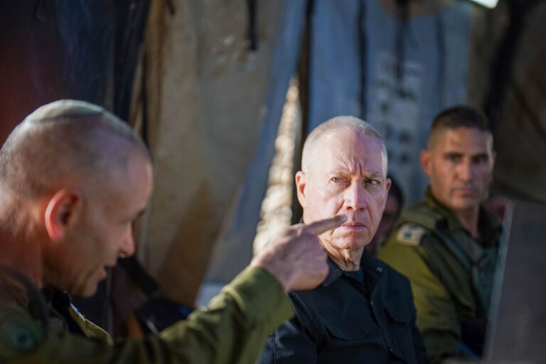 חרבות ברזל - יואב גלנט בתרגיל מלחמה בגבול הצפון. צילום אריאל חרמוני, משרד הביטחון (3)