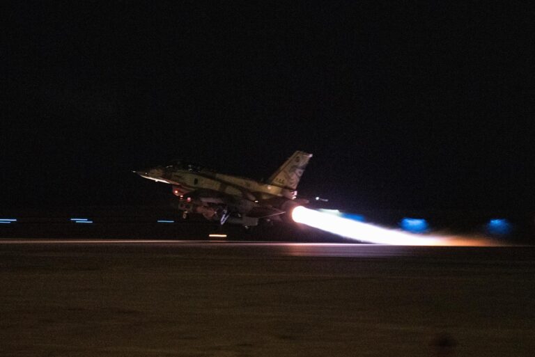 חרבות ברזל - מטוסי קרב של צה''ל ממריאים לתקיפה בלבנון. צילום - דו''צ (5)