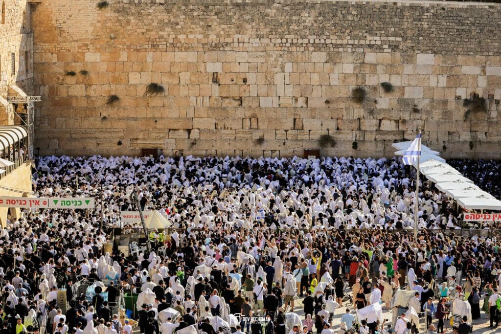 רבבות השתתפו במעמד ברכת כהנים ברחבת הכותל