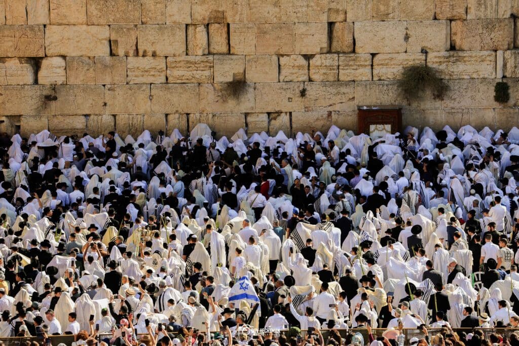 רבבות השתתפו במעמד ברכת כהנים ברחבת הכותל