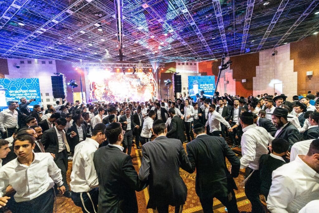 בחול המועד: אלפי בני תימן קיבלו את פניו של חבר המועצת