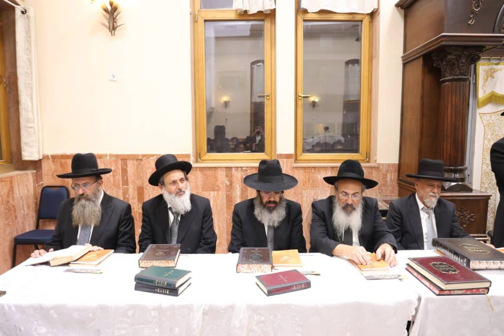 רבני העדה התימנית פתחו את ההיכל והתפללו לשלום העם רבני העדה התימנית פתחו את ההיכל והתפללו לשלום העם