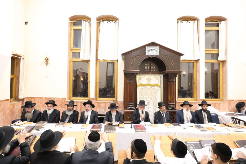 רבני העדה התימנית פתחו את ההיכל והתפללו לשלום העם רבני העדה התימנית פתחו את ההיכל והתפללו לשלום העם