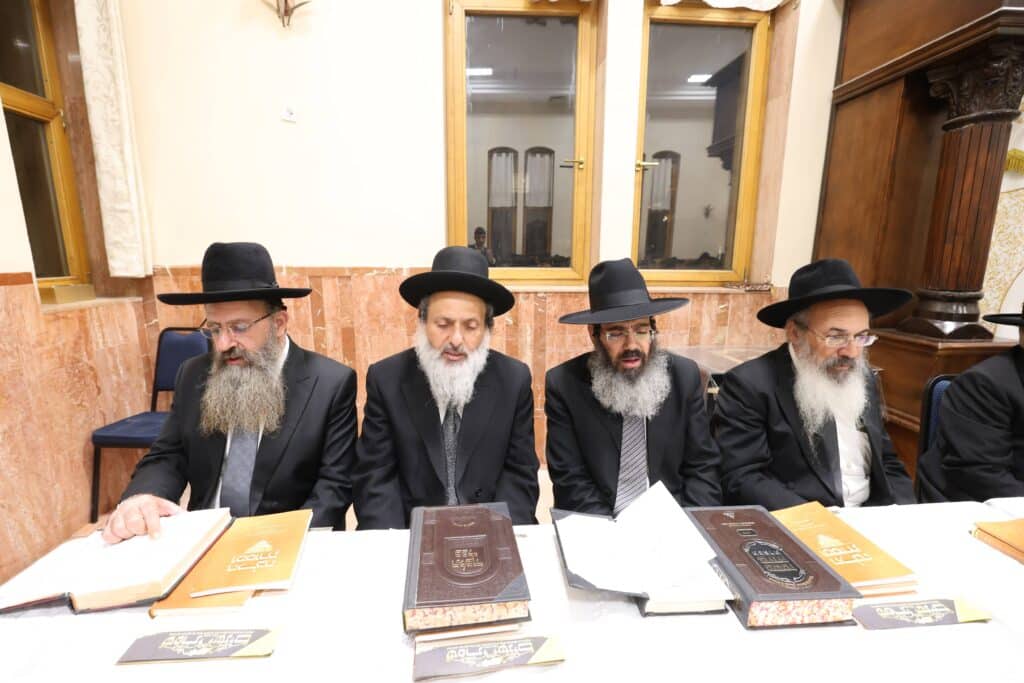 רבני העדה התימנית פתחו את ההיכל והתפללו לשלום העם רבני העדה התימנית פתחו את ההיכל והתפללו לשלום העם