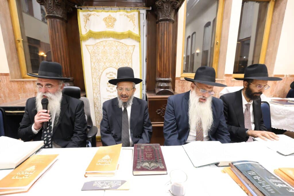 רבני העדה התימנית פתחו את ההיכל והתפללו לשלום העם רבני העדה התימנית פתחו את ההיכל והתפללו לשלום העם