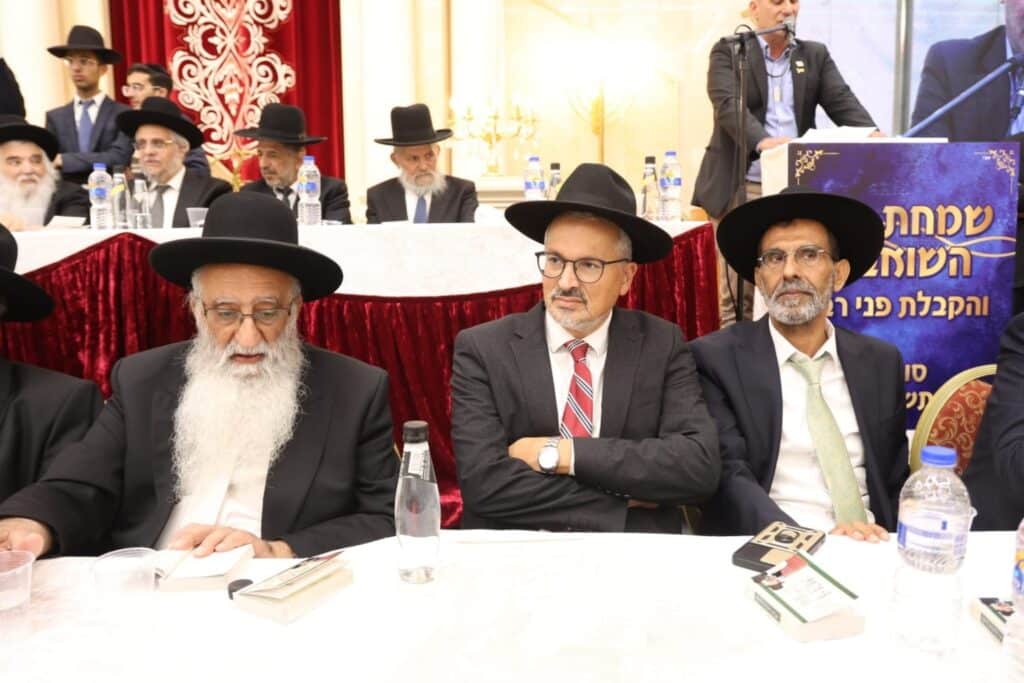 בראשות 200 רבני עדת תימן: המונים הקבילו את פני הגר"ד יוסף