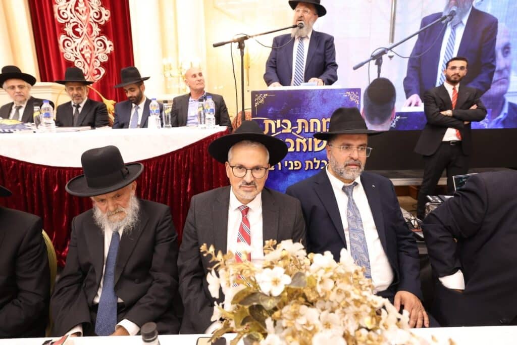 בראשות 200 רבני עדת תימן: המונים הקבילו את פני הגר"ד יוסף