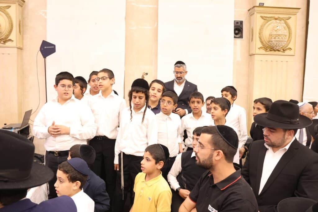 בראשות 200 רבני עדת תימן: המונים הקבילו את פני הגר"ד יוסף