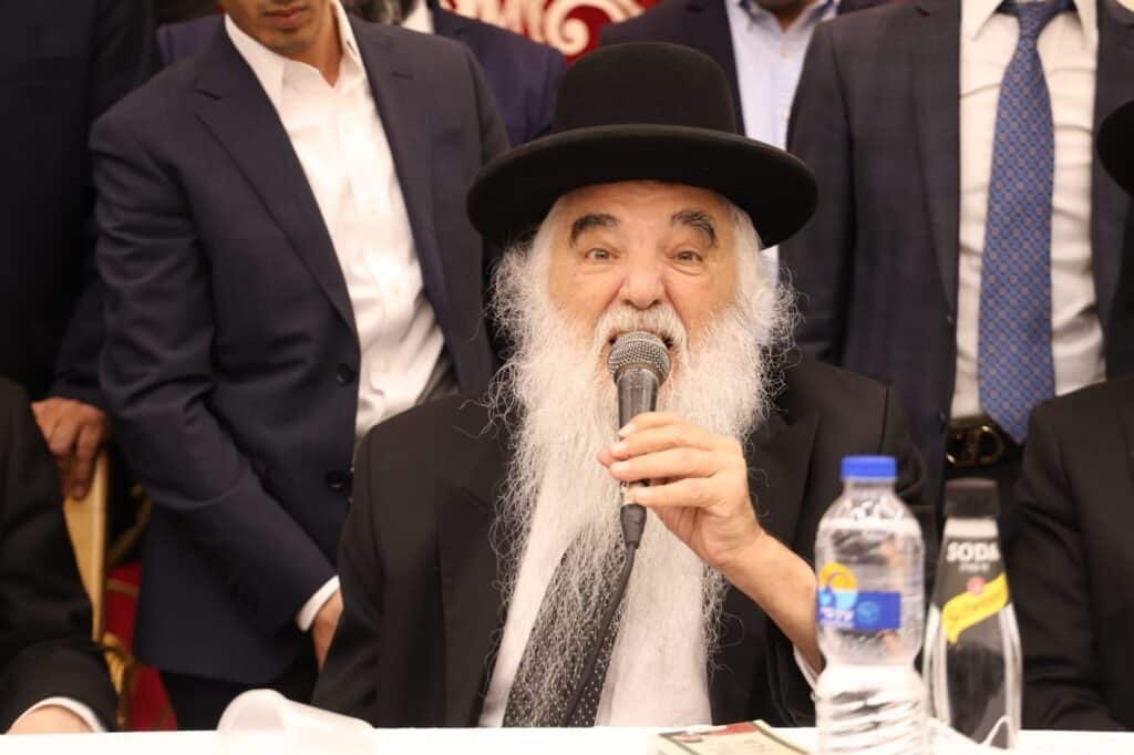 בראשות 200 רבני עדת תימן: המונים הקבילו את פני הגר"ד יוסף