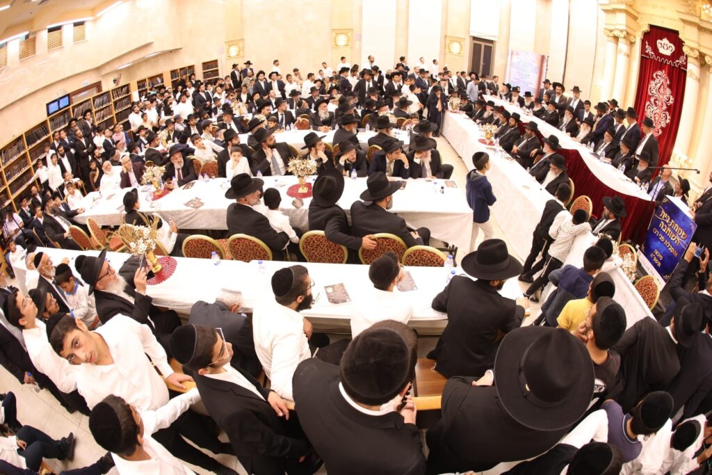 בראשות 200 רבני עדת תימן: המונים הקבילו את פני הגר"ד יוסף