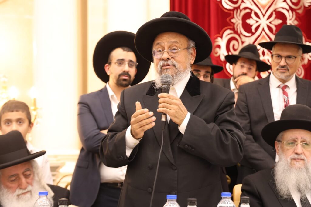 בראשות 200 רבני עדת תימן: המונים הקבילו את פני הגר"ד יוסף