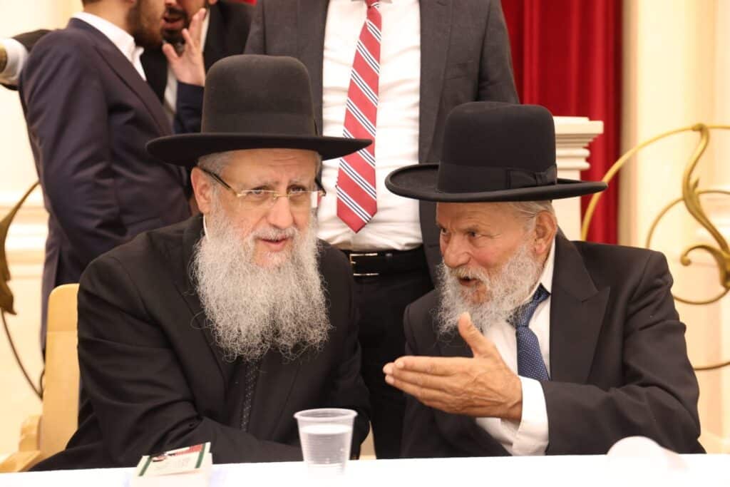 בראשות 200 רבני עדת תימן: המונים הקבילו את פני הגר"ד יוסף