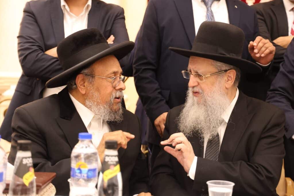 בראשות 200 רבני עדת תימן: המונים הקבילו את פני הגר"ד יוסף