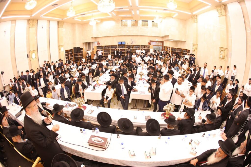 בראשות 200 רבני עדת תימן: המונים הקבילו את פני הגר"ד יוסף