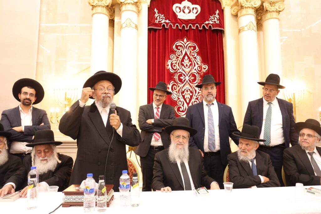 בראשות 200 רבני עדת תימן: המונים הקבילו את פני הגר"ד יוסף