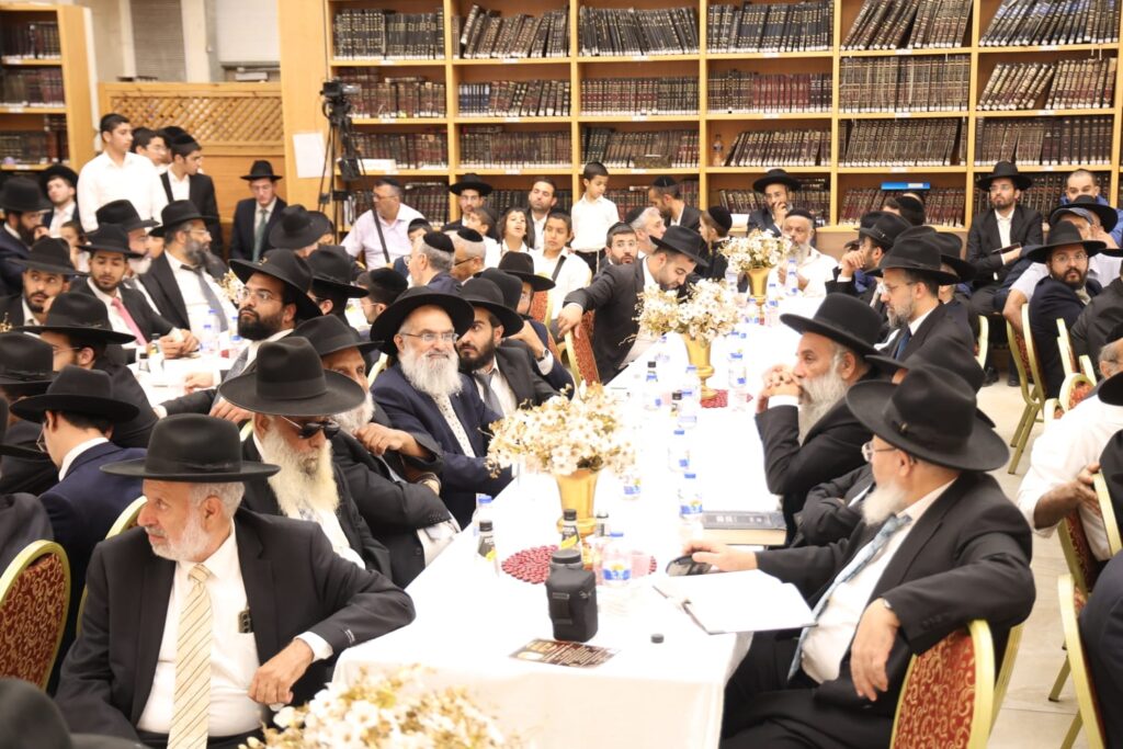 בראשות 200 רבני עדת תימן: המונים הקבילו את פני הגר"ד יוסף