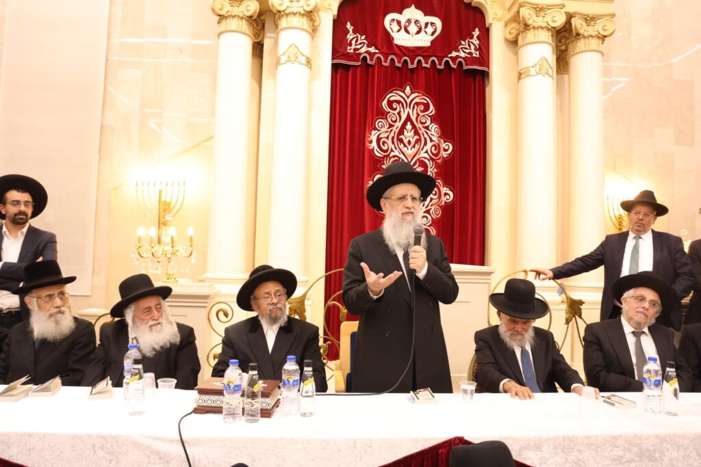 בראשות 200 רבני עדת תימן: המונים הקבילו את פני הגר"ד יוסף