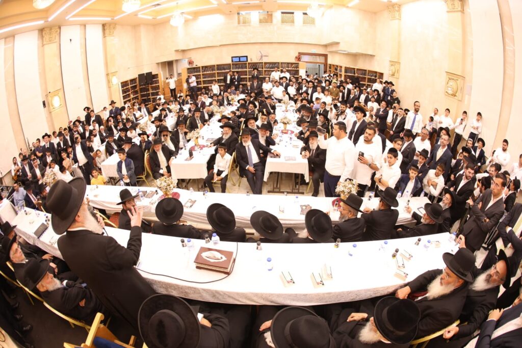 בראשות 200 רבני עדת תימן: המונים הקבילו את פני הגר"ד יוסף