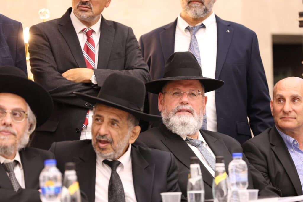 בראשות 200 רבני עדת תימן: המונים הקבילו את פני הגר"ד יוסף